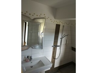 Bad mit Dusche & WC im Künstlerzimmer