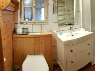 Bad mit Dusche und WC und Waschmaschine