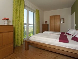 Bett aus Nussholz
