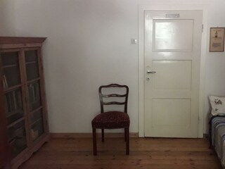 Kinderzimmer mit kleiner Bibliothek