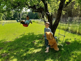 Spielen unterm Apfelbaum