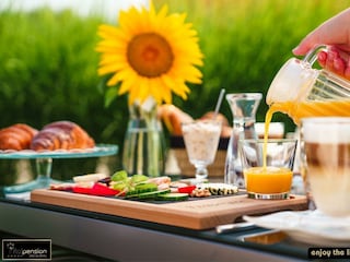 Frühstück Oranagensaft einschenken