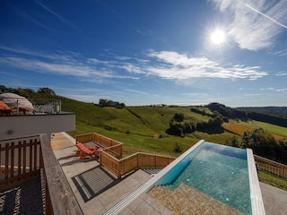 Klein-Holland Pool-Blick