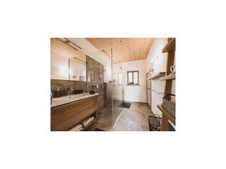 Modern eingerichtetes Badezimmer