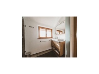 Lichtdurchflutetes Badezimmer im 1. Stock