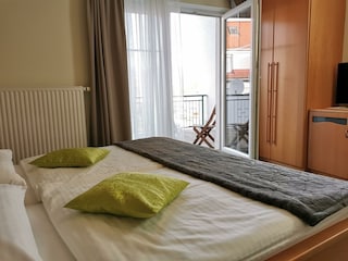 Mohnblumenzimmer mit Terrasse, gartenseitig