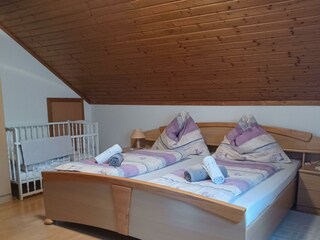 Schlafzimmer mit Gitterbett OG