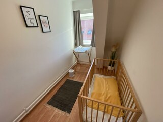 Kinderzimmer mit Gitterbett