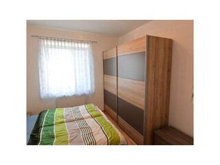 Schlafzimmer mit Schrank und Spiegel