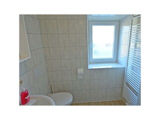 Badezimmer mit Fenster