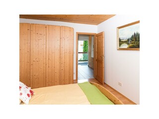 Schlafzimmer mit Schrank