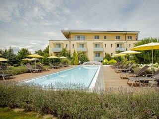 Liegewiese am Pool 4