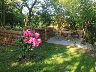 Eigener Garten mit Sitzgelegenheit