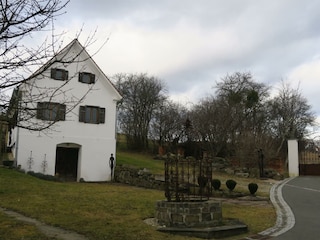 Toreifahrt und Brunnen