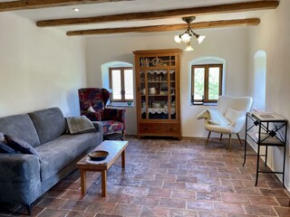 Wohnzimmer mit gemütlichem Sofa