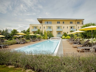 Liegewiese am Pool 4