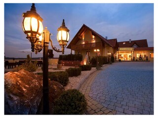 Außenansicht bei Nacht