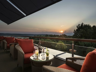 Sunset-Terrasse mit Sonnenuntergang