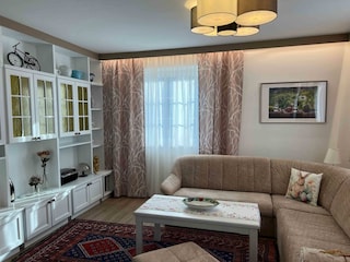 altstadt-apartments-weissburgunder-wohnzimmer-fami