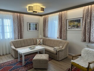 altstadt-apartments-weissburgunder-wohnzimmer-fami