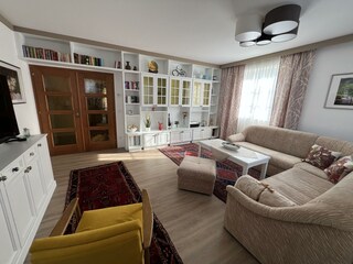 altstadt-apartments-weissburgunder-wohnzimmer-fami