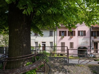 Steinbogen, der in den Hinterhof führt