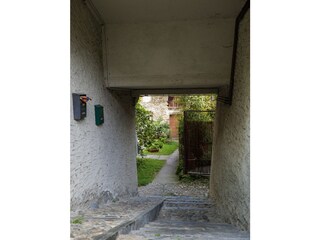 Steinbogen, der in den Hinterhof führt