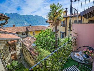 Einer von zwei teilüberdachten Balkonen