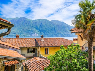Einer von zwei teilüberdachten Balkonen