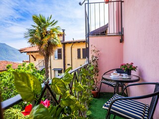 Einer von zwei teilüberdachten Balkonen