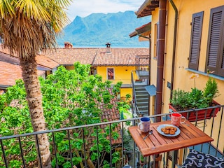 Einer von zwei teilüberdachten Balkonen