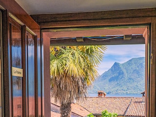 Einer von zwei teilüberdachten Balkonen