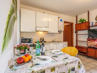 Küchenzeile mit 4-Flammen-Herd und Elektroofen