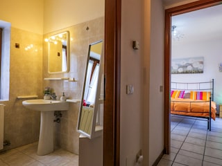 Blick ins Schlafzimmer und ins Bad