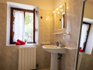 Freundliches Bad mit Dusche, Bidet und Fenster