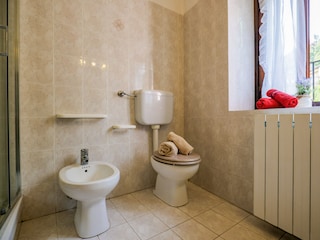 Freundliches Bad mit Dusche, Bidet und Fenster