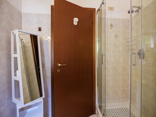 Freundliches Bad mit Dusche, Bidet und Fenster