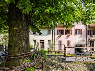 Steinbogen, der in den Hinterhof führt