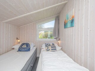 2. Alkoven mit Tür, Fenster und Schrank