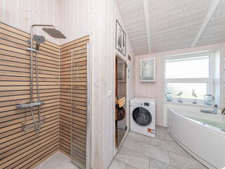 Neu renoviertes Bad mit Sauna, Whirlpool und Waschtrock