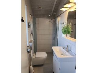 Bad 2 mit Dusche und WC (renoviert 12/23)