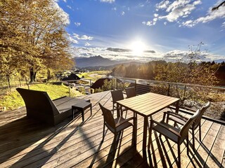 Aussichtsterrasse im Garten mit Blick ins Drautal