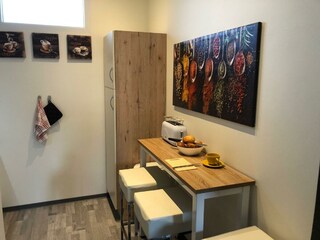 Kühl-Gefrierkombination mit Hochtisch