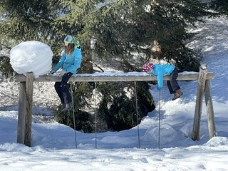 Dorf-Spielplatz im Winter