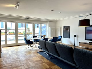 großer Wohnraum mit Smart TV, Essbereich
