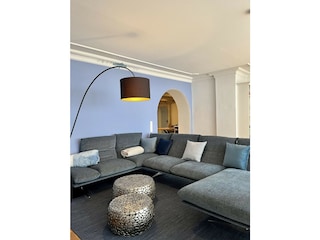 großzügige Couch im großen Wohnzimmer