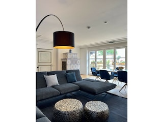 große Wohnzimmer mit Kachelofen, Terrassenzugang
