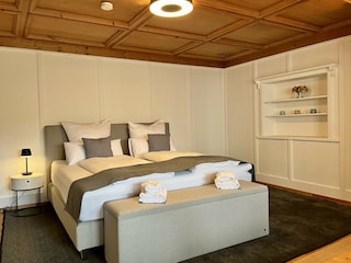 Master Bedroom (200x200cm Bett)