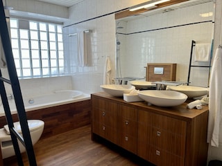 Badezimmer mit WC, Doppelwaschbecken, Duschbadewanne