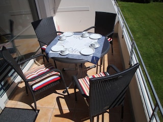 Kaffee trinken auf dem Balkon